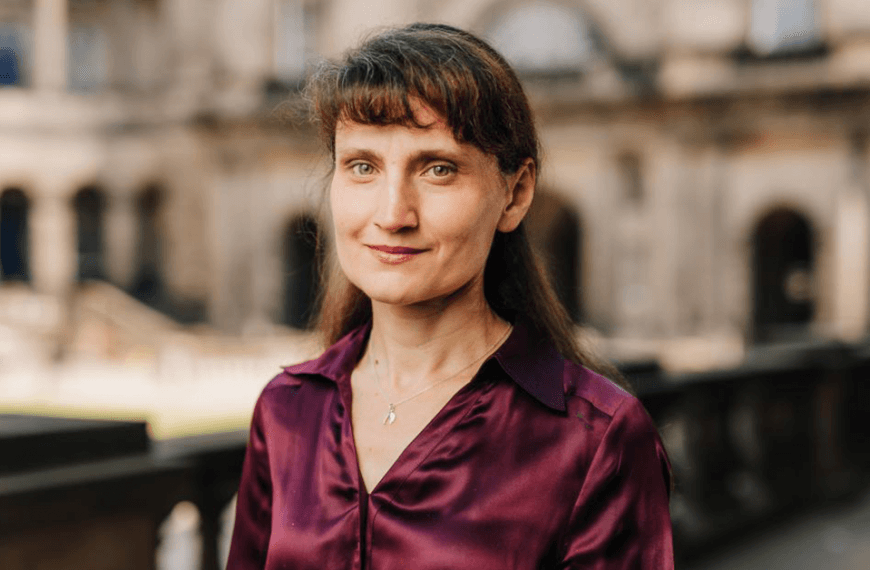 katia popova smiling to camera