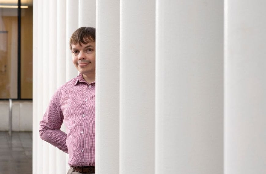 Navigating misinformation: How linguistics can help